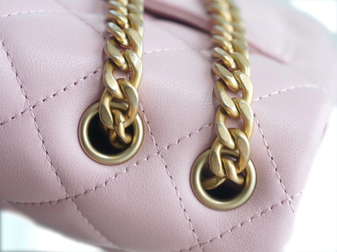 Пряжка Chanel 23 с декором в виде камелии - розовая