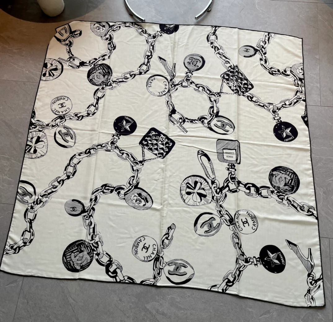 Шелковый шарф Chanel 2024 в форме подвески