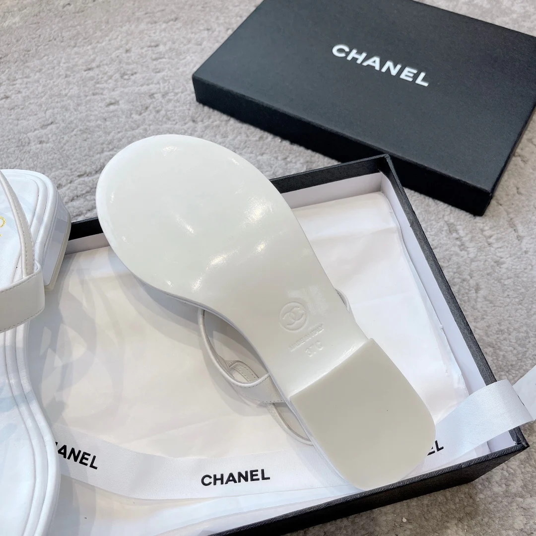 Новинка сезона весна/лето 2023 от Chanel - сандалии из овечьей кожи с драгоценными камнями - белые.