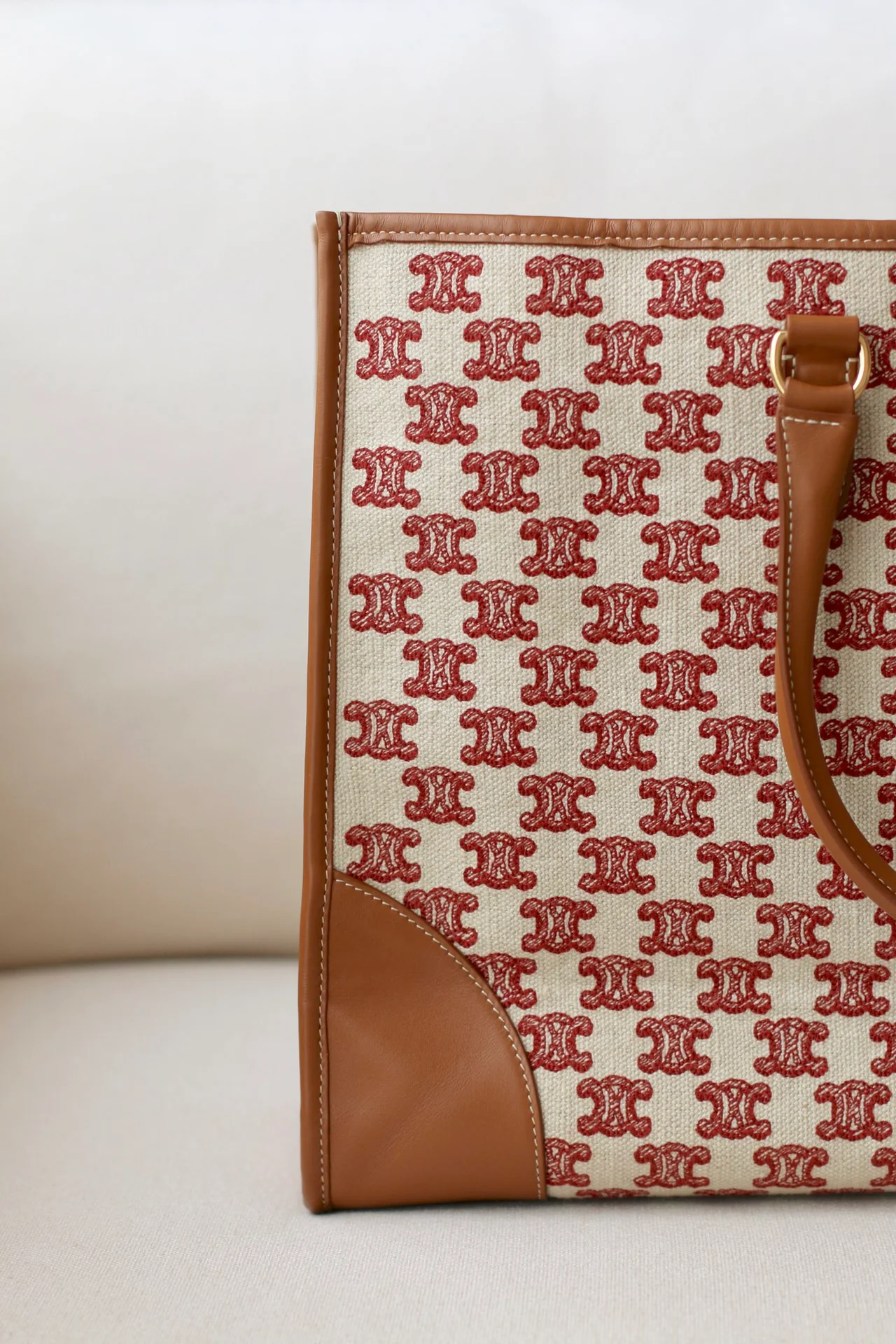 Сумка Celine Cabas Triomphe с вышивкой, горизонтальная.