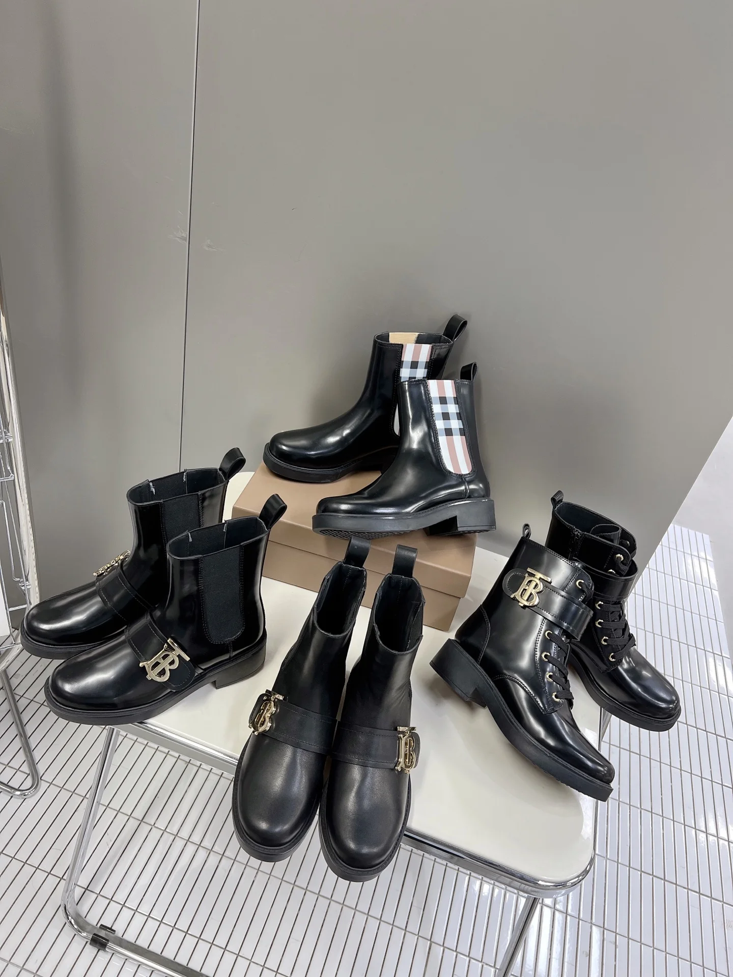 Новые поступления коллекции Burberry 22s ?Ранняя весна? — ботильоны — изображение коллекции