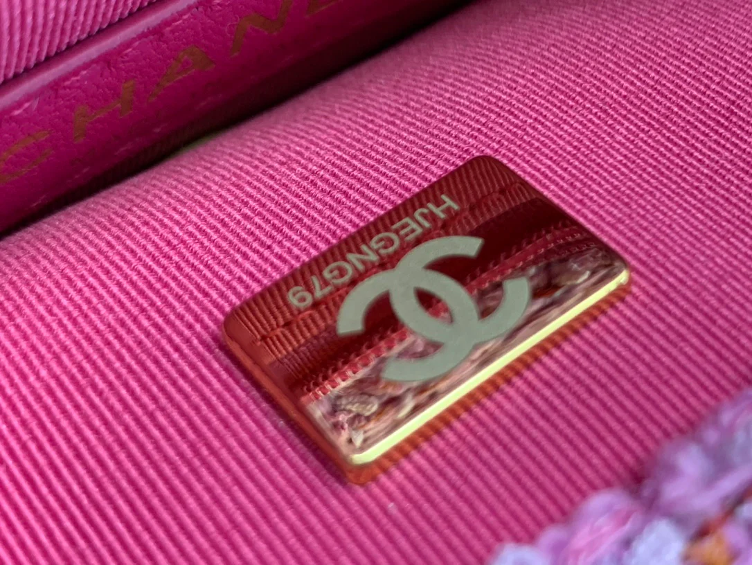 Новинка 2022 года от Chanel - квадратная сумка-клатч с эмалированной пуговицей - 21 см - 3 дюйма