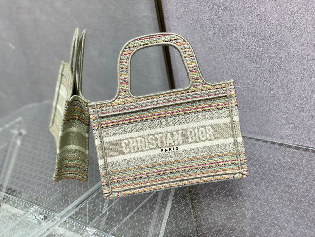 Сумка-тоут Dior Book Mini 23 см с золотой полосой