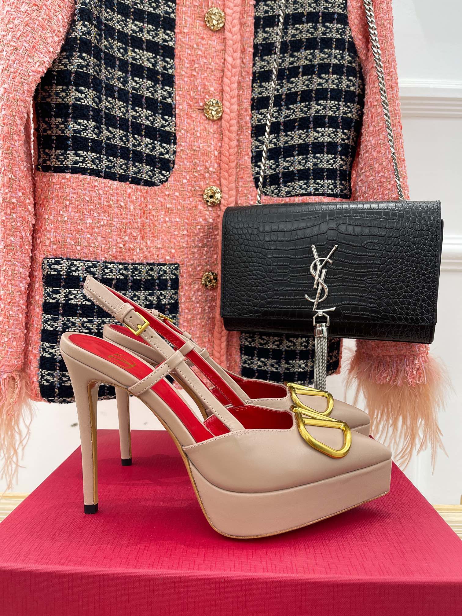 Новинка сезона весна/лето 2023 от Valentino - Босоножки на высоком каблуке с V-образным вырезом - 11 см - Телесного цвета