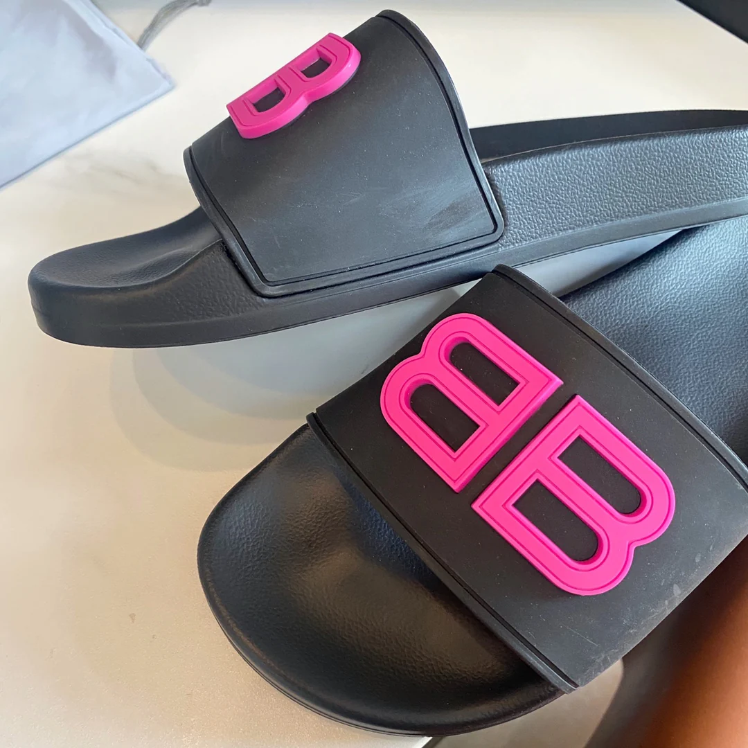 Balenciaga - Розовые тапочки