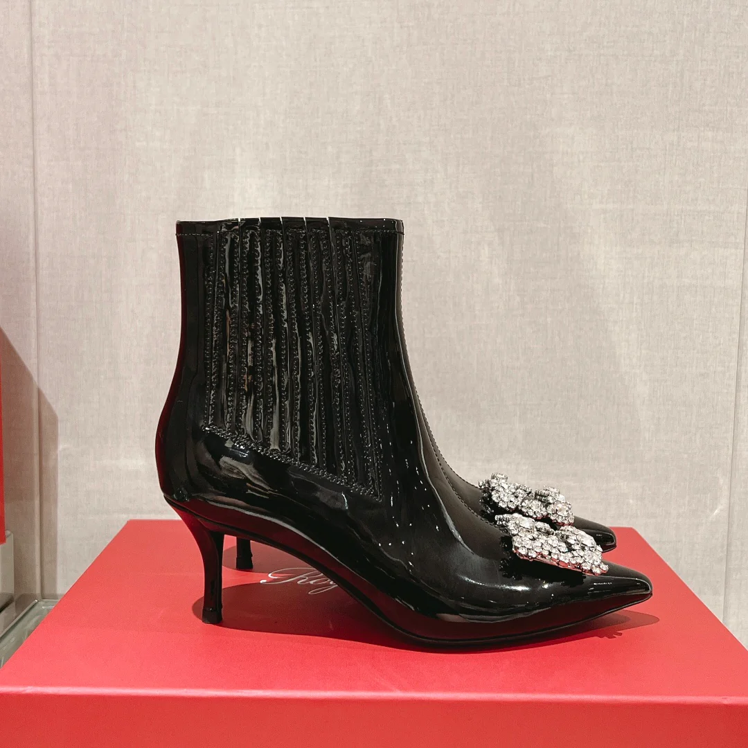 Ботильоны RV Shoes с острым носком, украшенные стразами.