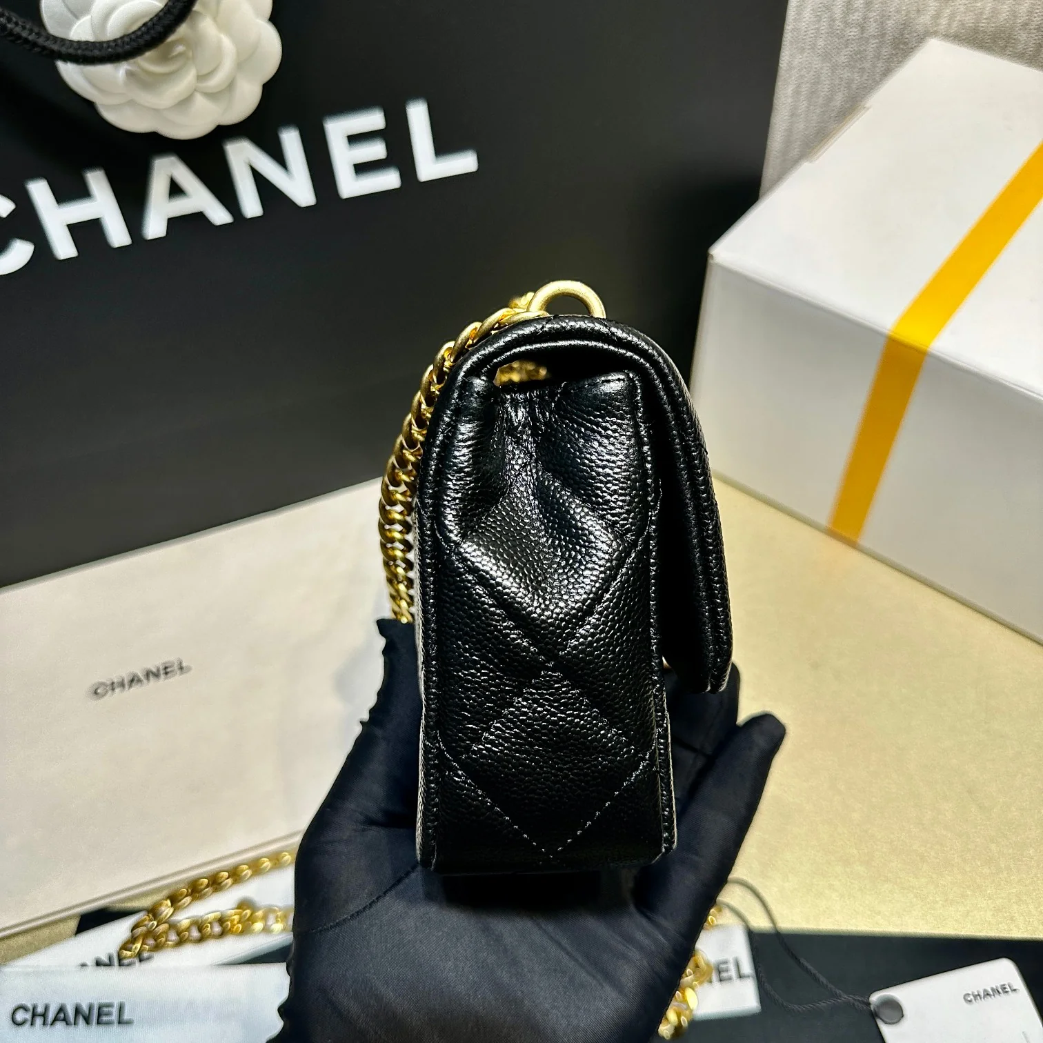 Новинка сезона весна/лето 2023 от Chanel - сумка CF Heart с регулируемой пряжкой и цепочкой - телячья кожа с текстурой 