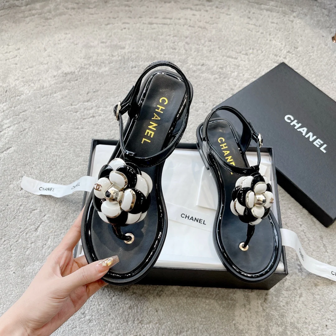 Новинка сезона весна/лето 2023 от Chanel - Коллекция сандалий Camellia - Сандалии Camellia - Черные
