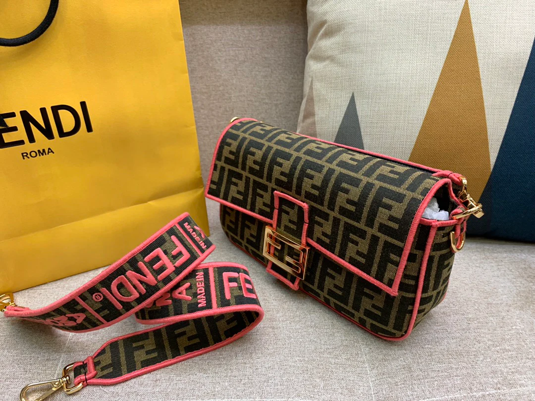 Сумка-багет Fendi Baguette средней длины с монограммой.