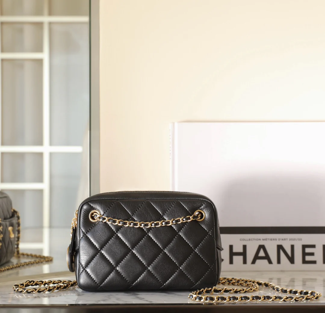 Миниатюрная сумка-фотоаппарат Chanel из 24-каратного золота с монетой - черная.