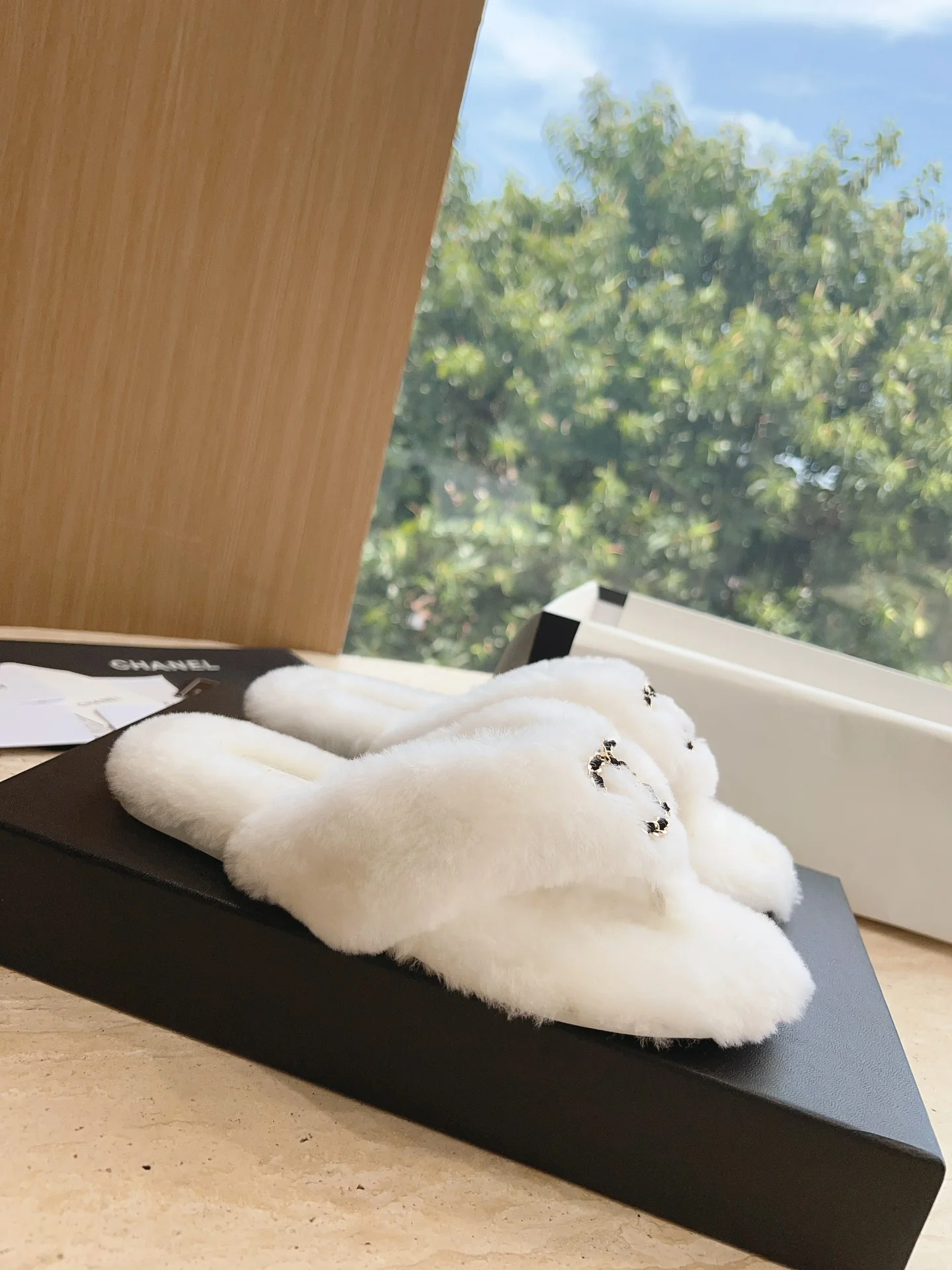 Новинка 2023 года от Chanel - Меховые шлепанцы - Белые