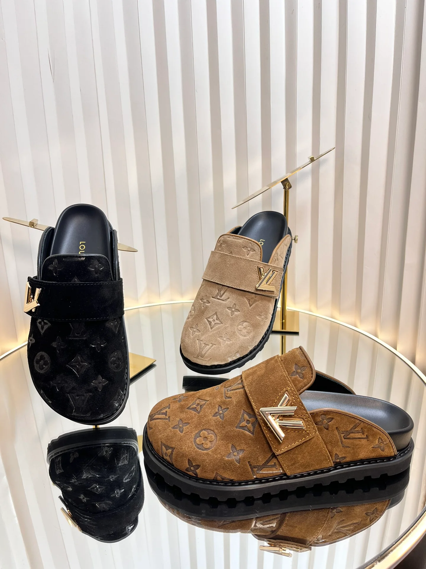 Тапочки LV-2024 с закрытым носком и тканевым логотипом - изображение из коллекции