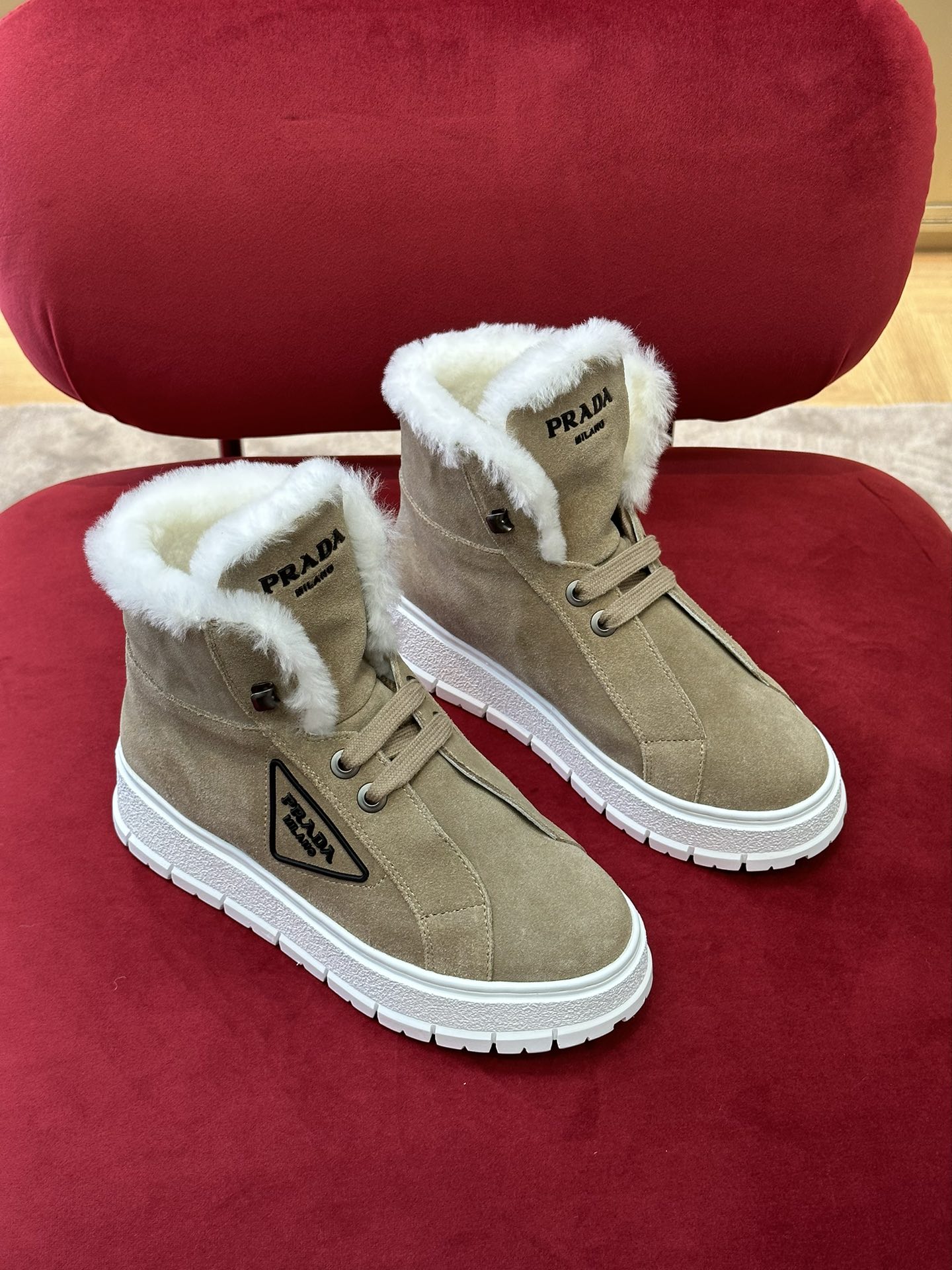 Prada - Новинка сезона осень/зима 2022 - Замшевые шерстяные кроссовки