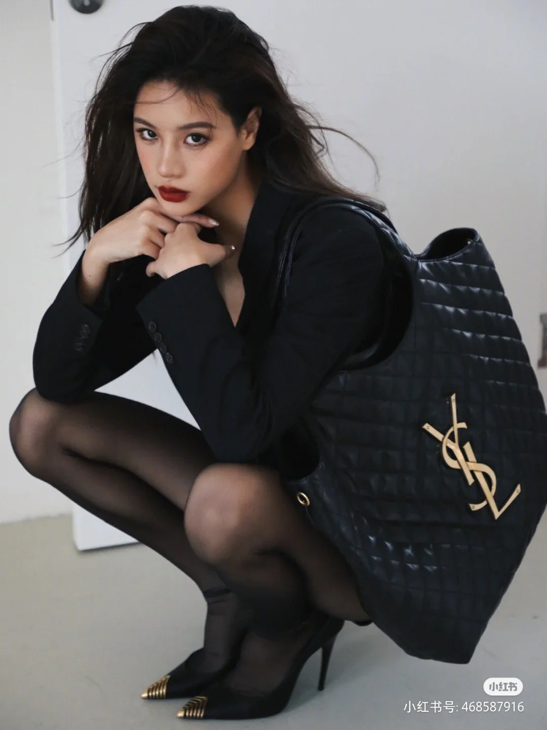 Сумка-тоут YSL Icarre - из овечьей кожи - черная с золотой фурнитурой