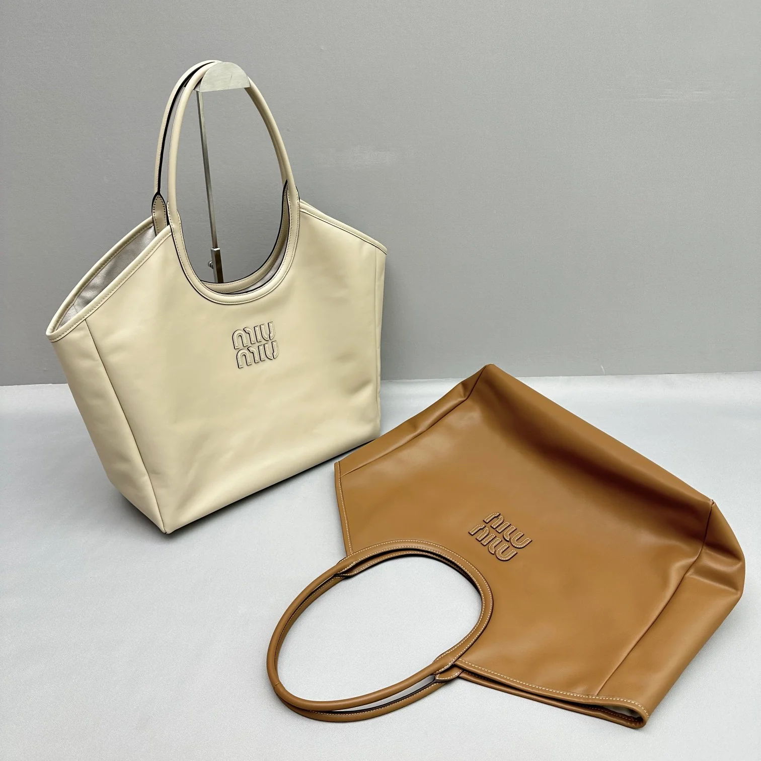 Сравнение сумок-тоут Miu Miu Ivy (большого размера)