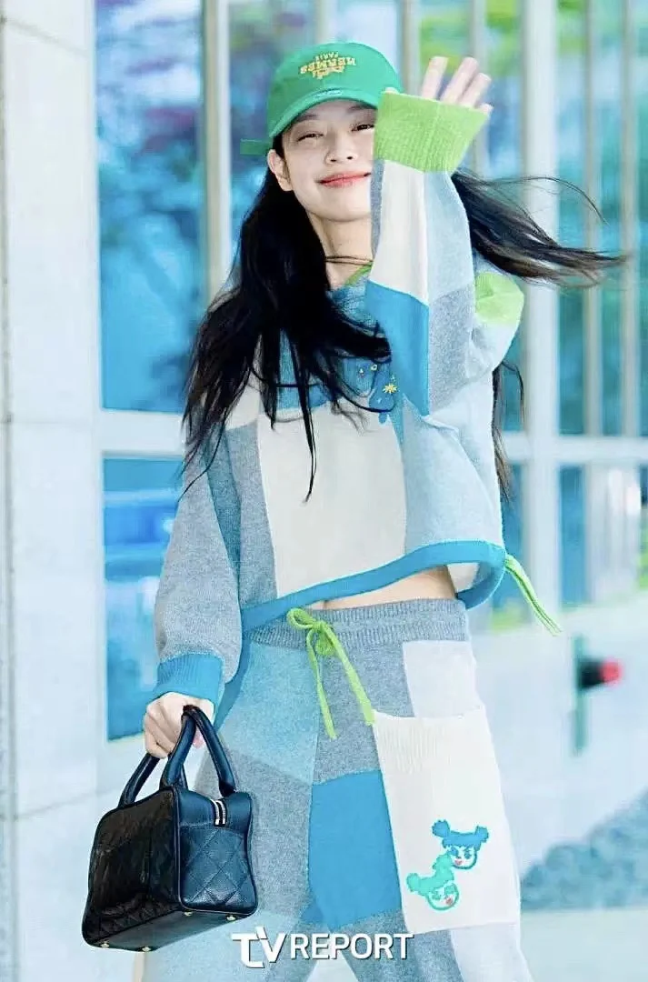 Винтажная сумка-боулинг Chanel из икорной кожи — в стиле Дженни.