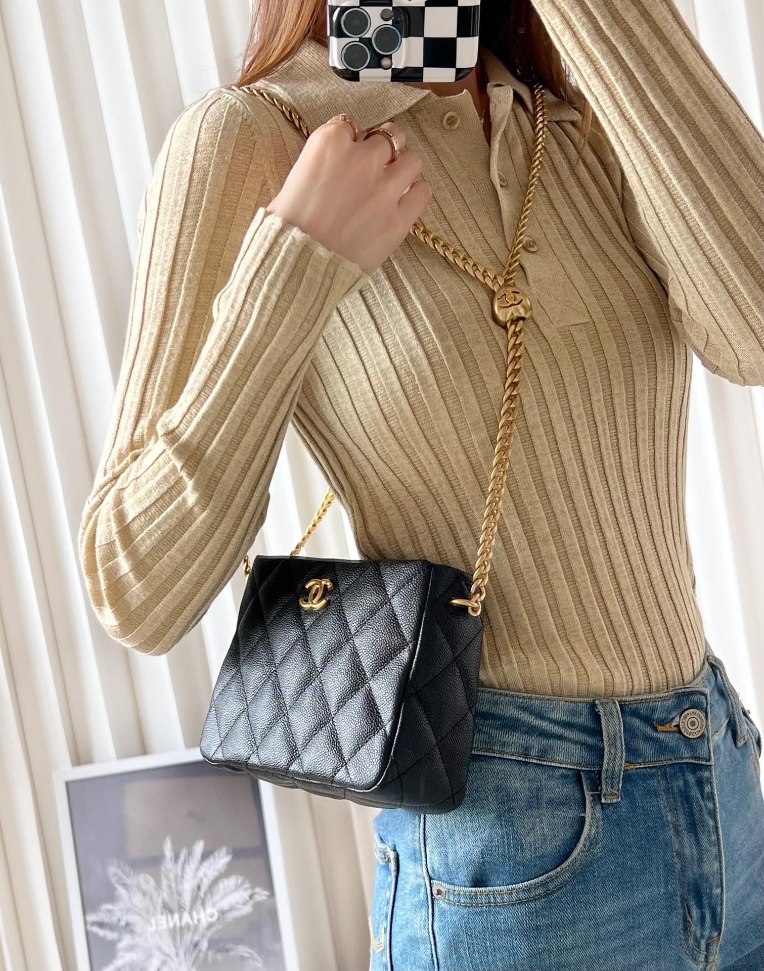 Новинка сезона весна/лето 2023 от Chanel - сумка-хобо в форме сердца - маленькая - черная - фотографии в действии.