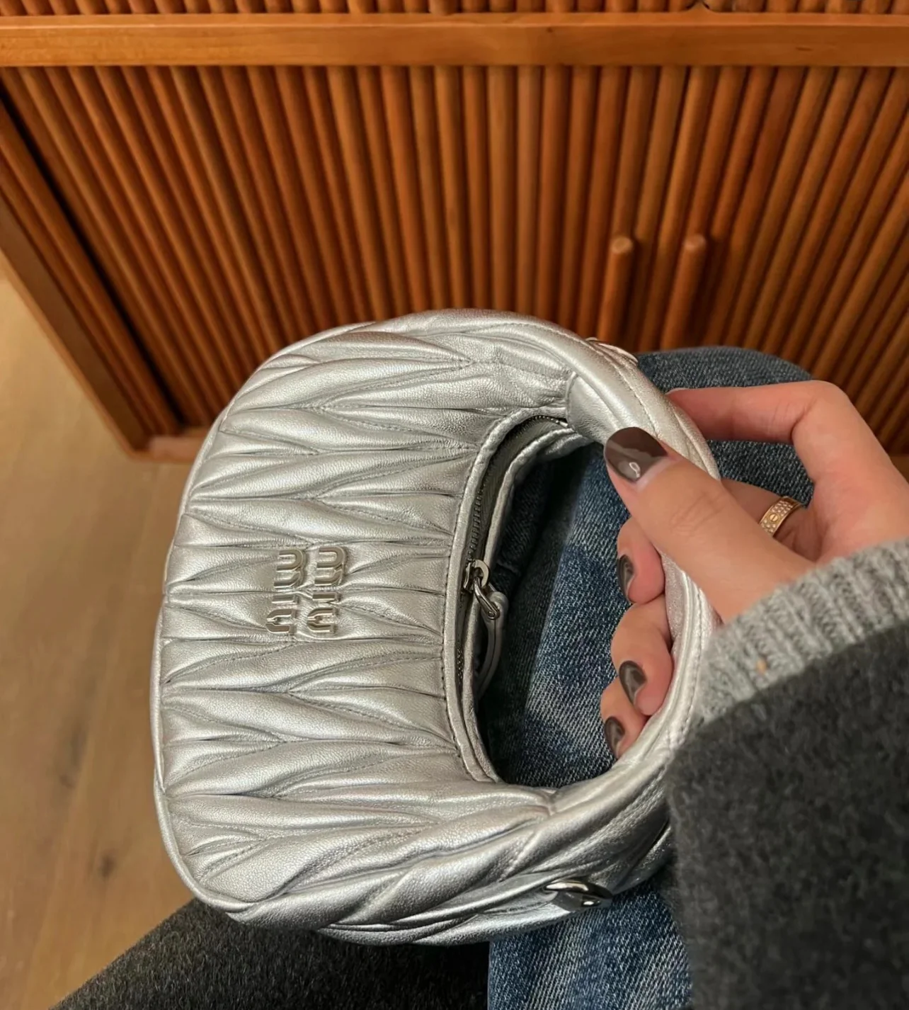 Сумка Miu Miu Wander — подборка фотографий, демонстрирующих людей, носящих её.