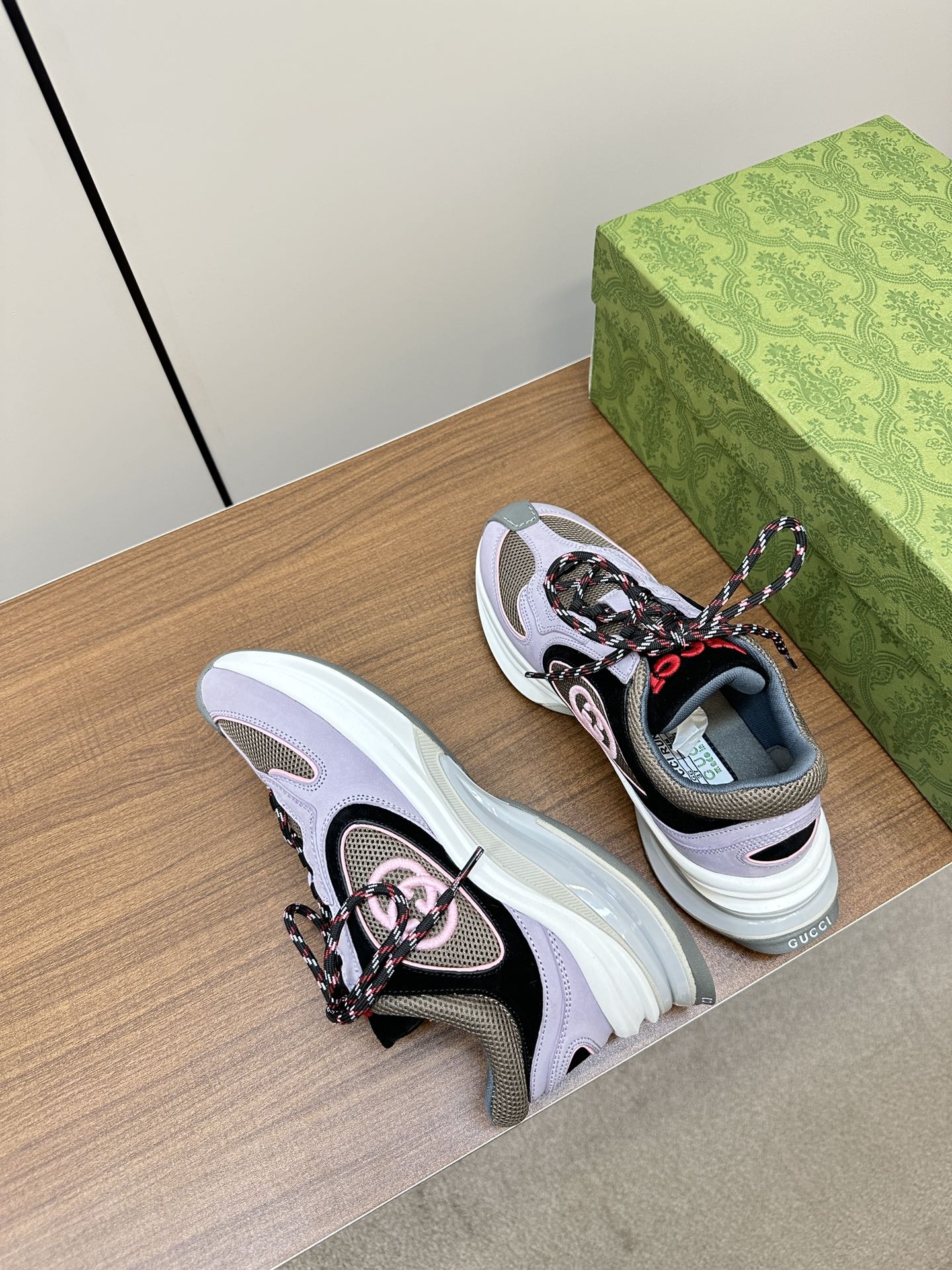 Новинка осенне-зимней коллекции Gucci 2023 — Кроссовки из однотонного вязаного кроя — Унисекс — Лилово-фиолетовый