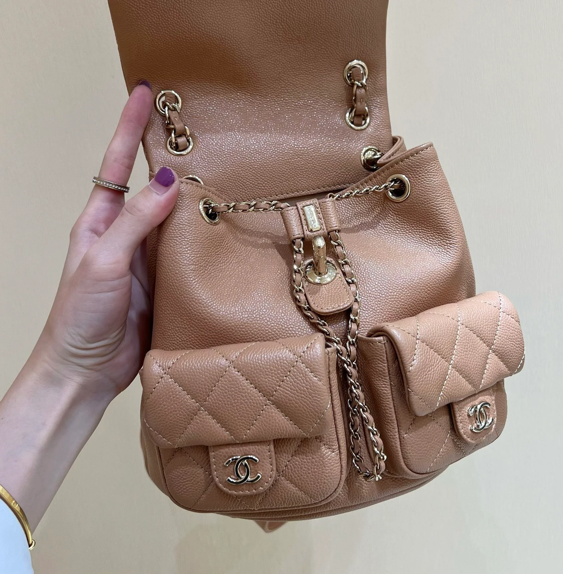 Коллекция Chanel Весна/Лето 2023 - Duma - Кожаный рюкзак ?Личи? - Абрикосовый