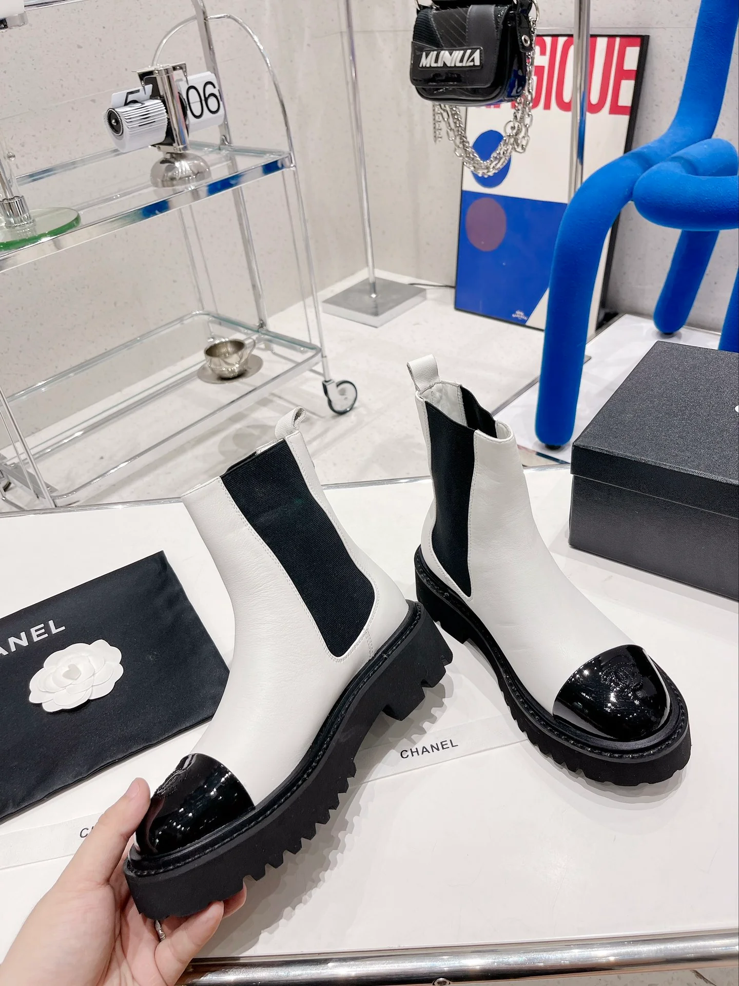 Новинка сезона осень/зима 2022 от Chanel - Ботинки челси на молнии - Белые