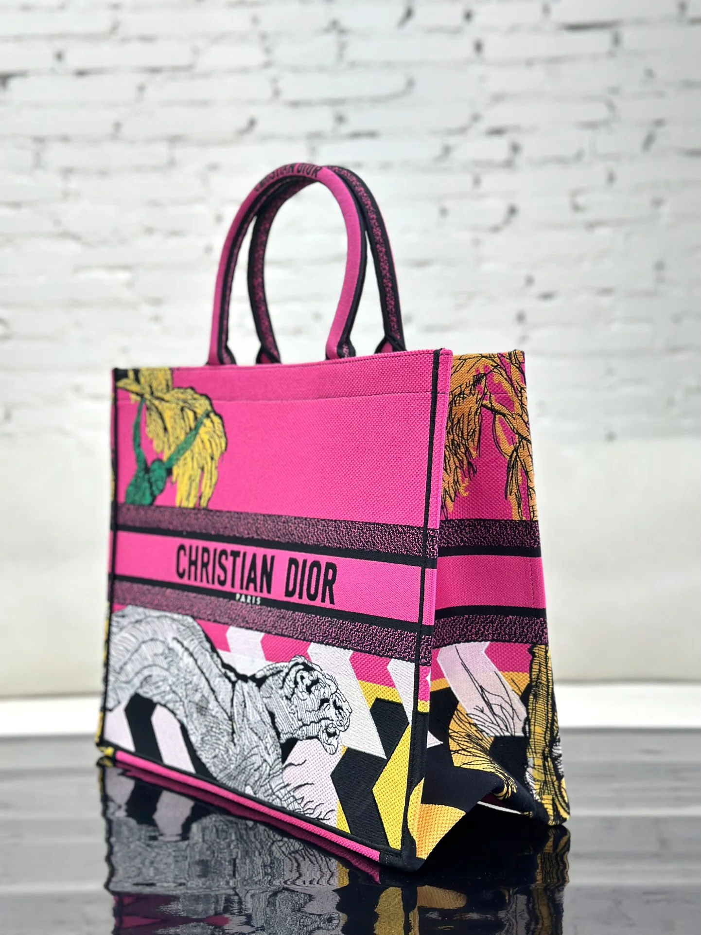 Большая сумка-тоут Dior для книг - с леопардовым принтом, пудрового цвета.