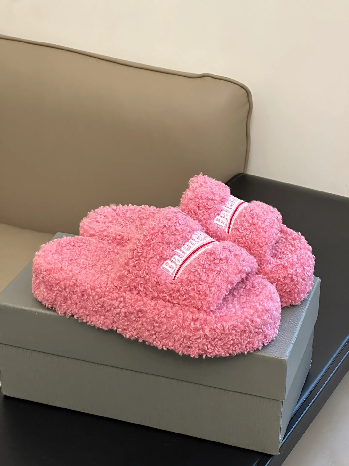 Новинка сезона осень/зима 2023 от Balenciaga - Меховые тапочки на платформе - Розовые
