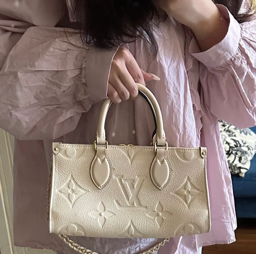 m23640-LV-cabas-onthego-east-west-gold chain embossed monogram-white