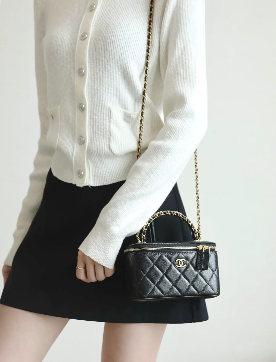 Chanel - ??? - Косметичка с двумя кожаными ручками - ??? - Черная с золотой фурнитурой