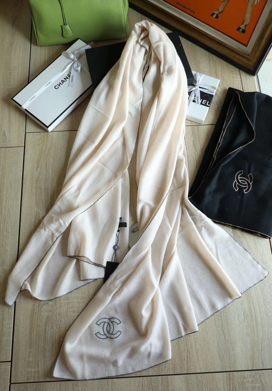 Шарф Chanel с контрастной каймой, 100-200 см, из овечьей шерсти, белый.