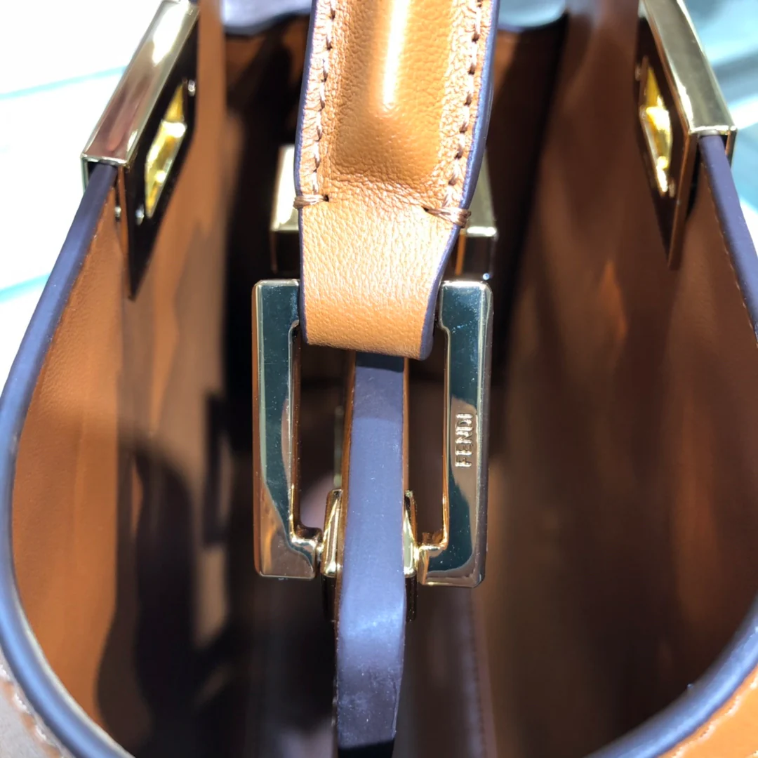 Маленькая кожаная сумка Fendi Peekaboo в клетку