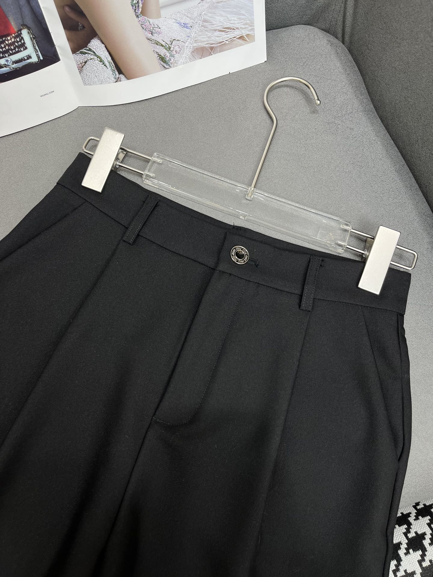 Miu Miu - 2404 - 24ss Весенне-летние новые шорты с металлической пряжкой в ??виде буквы - Черные