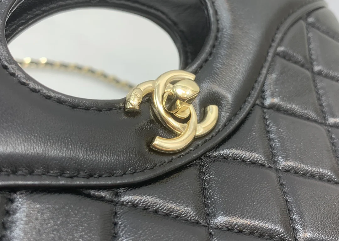 Мини-сумочка Chanel 24c31 из овечьей кожи - черная