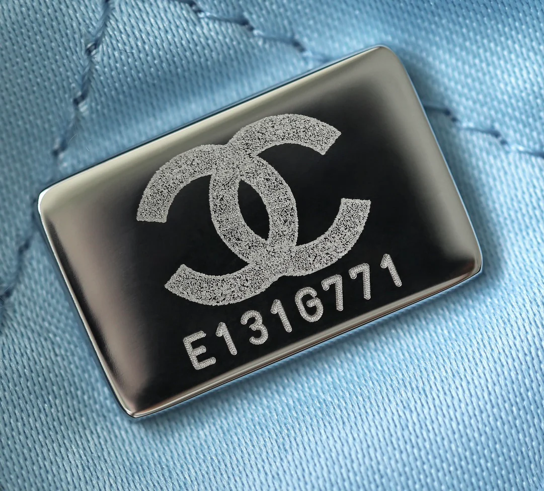 Новинка сезона весна/лето 2023 от Chanel - сумка 22 - мини - молочно-голубой