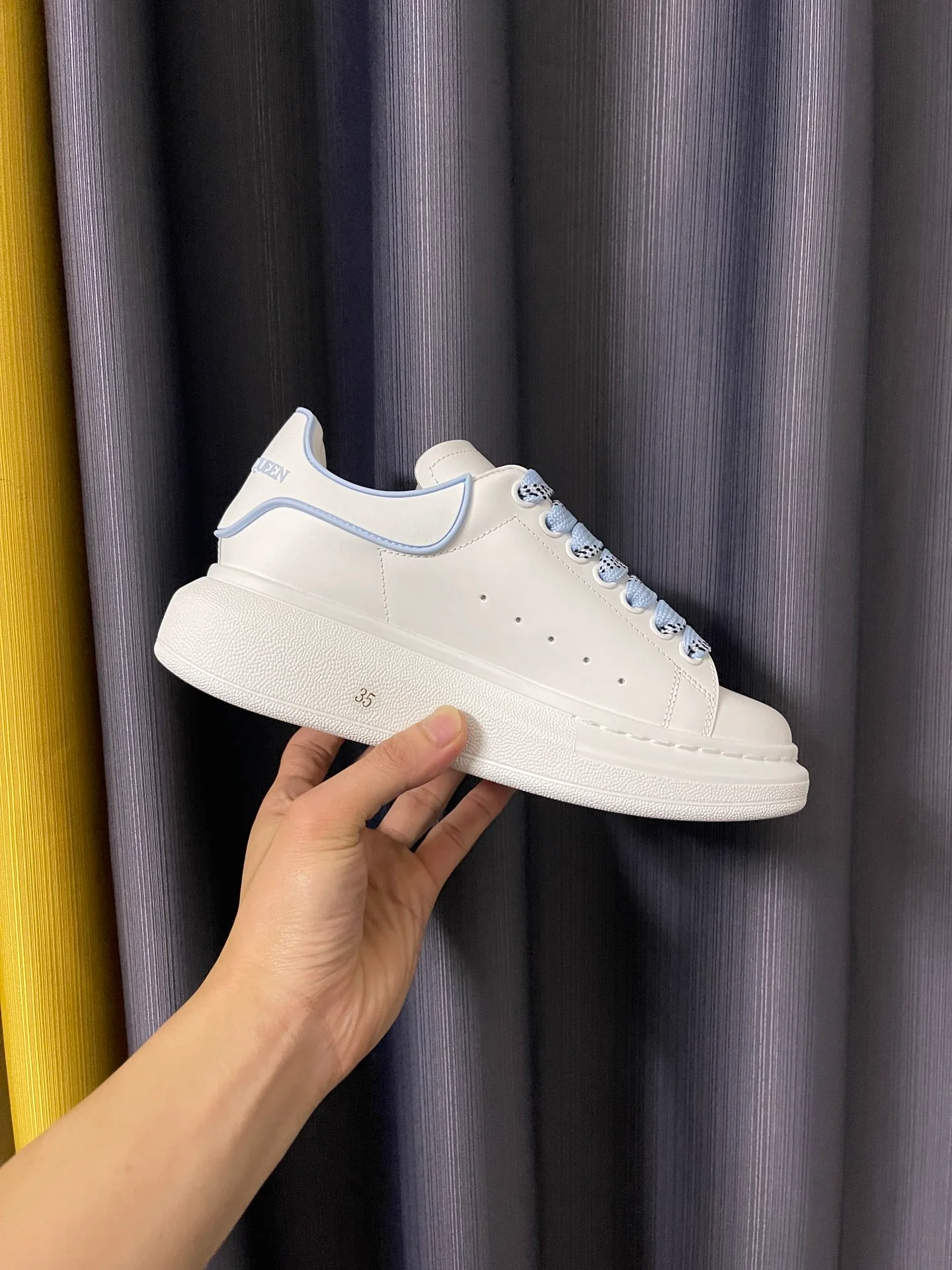 Классические белые кроссовки McQueen - унисекс - белые с голубым каблуком