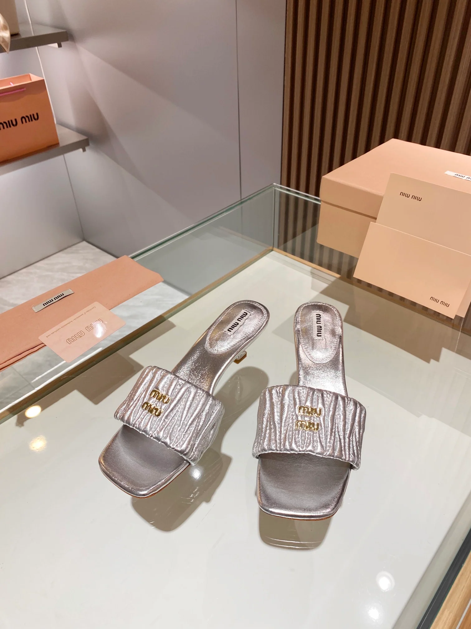 Новинка весны 2023 года от Miu Miu - Сандалии на низком каблуке - Серебристые