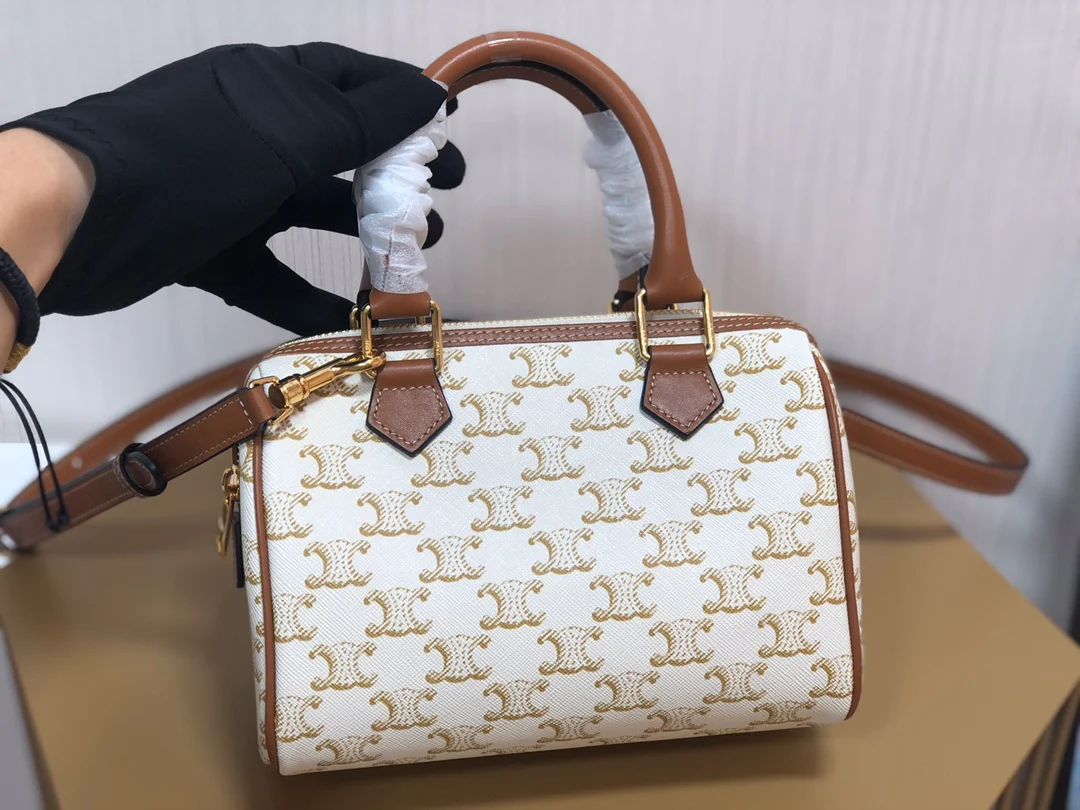 Сумка-бостон Celine из телячьей кожи с небольшим логотипом