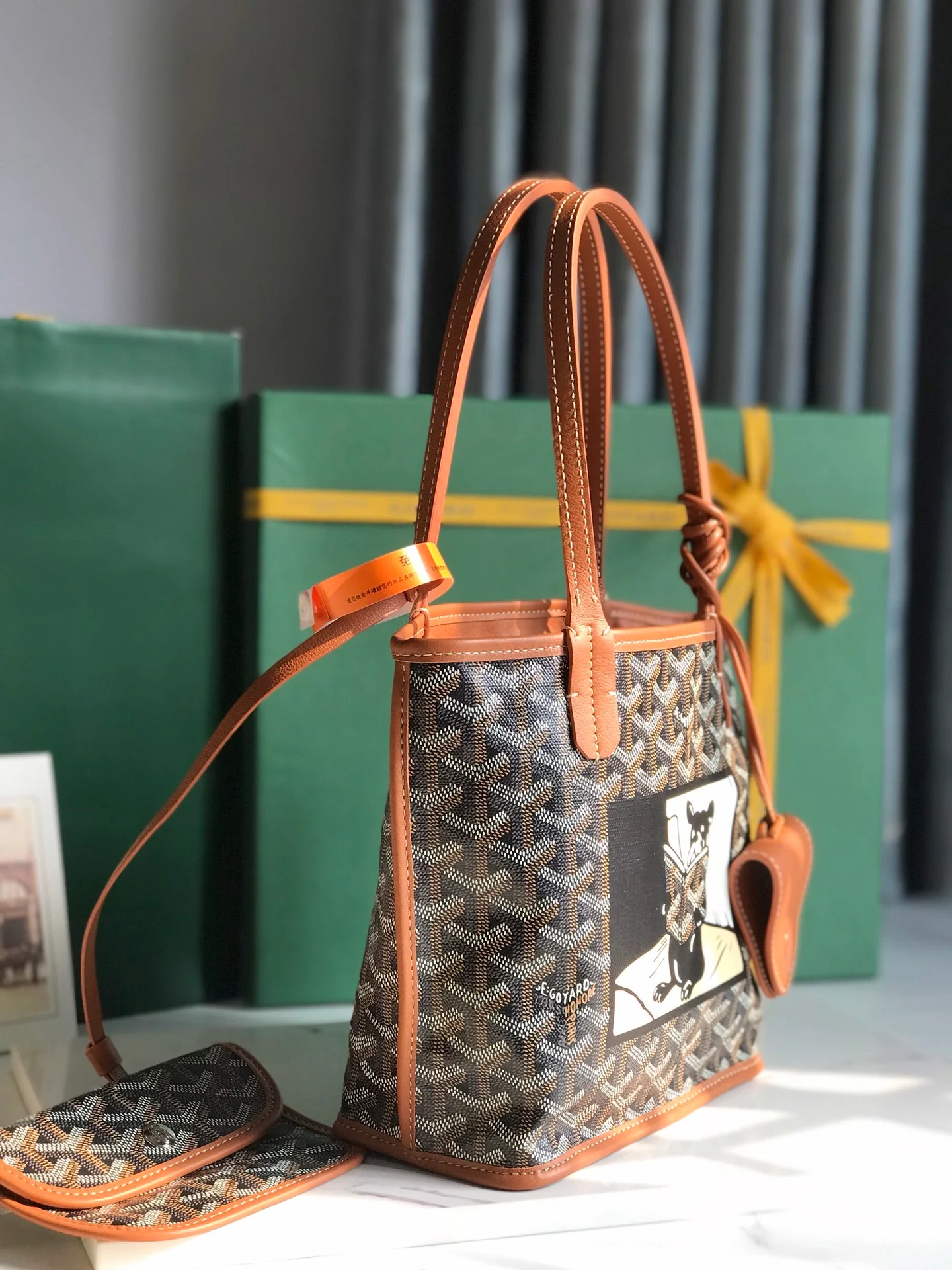 Миниатюрная сумка-тоут Goyard Anjou с изображением французского бульдога - коричневая.