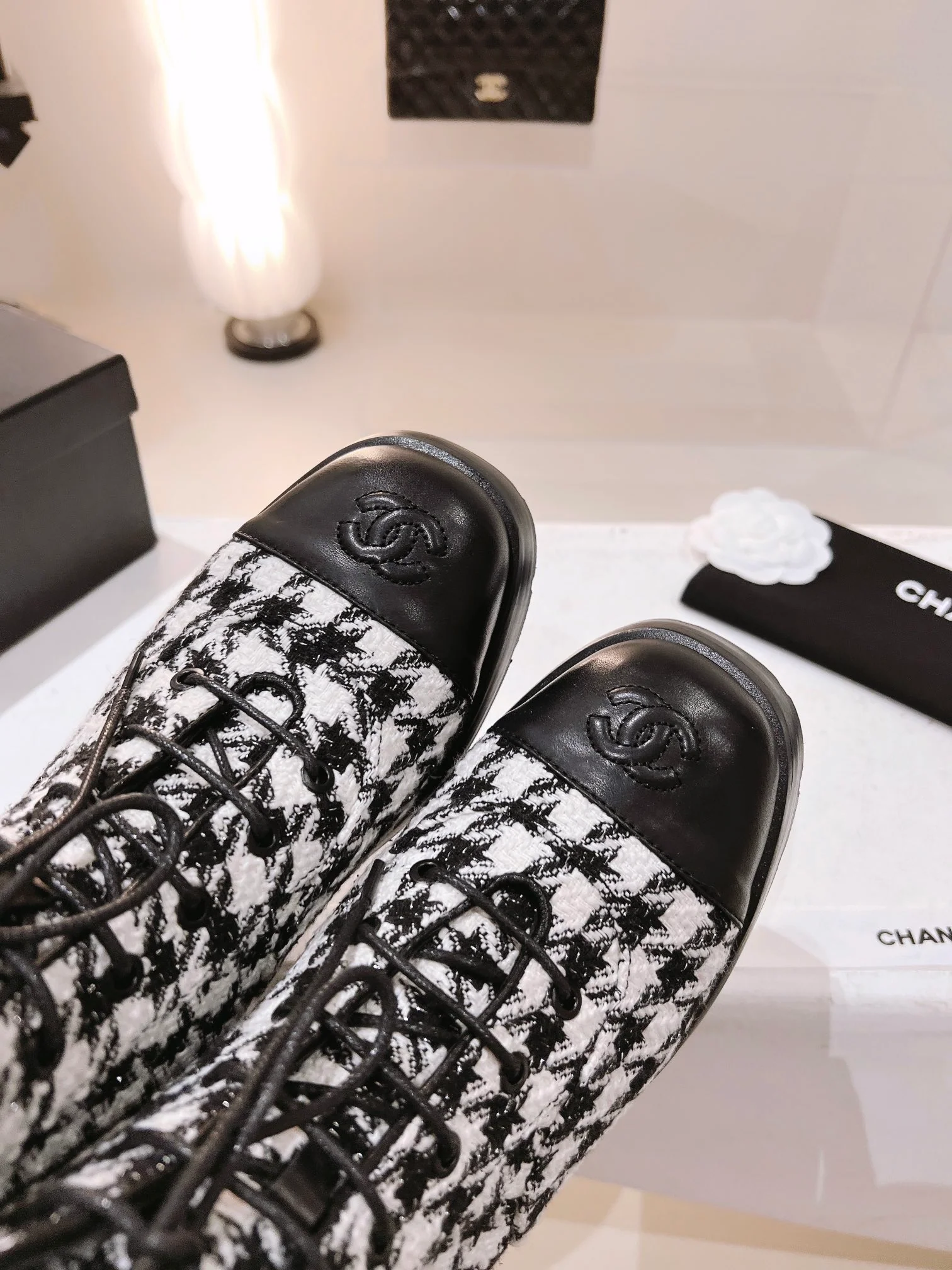 Новинка сезона осень/зима 2022 от Chanel — ботильоны в клетку ?гусиная лапка?.