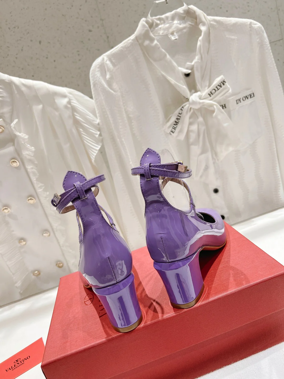 Коллекция Valentino Весна/Лето 2023 - Rockstud - Туфли на шнуровке на низком каблуке - 4-5 см - Фиолетовые