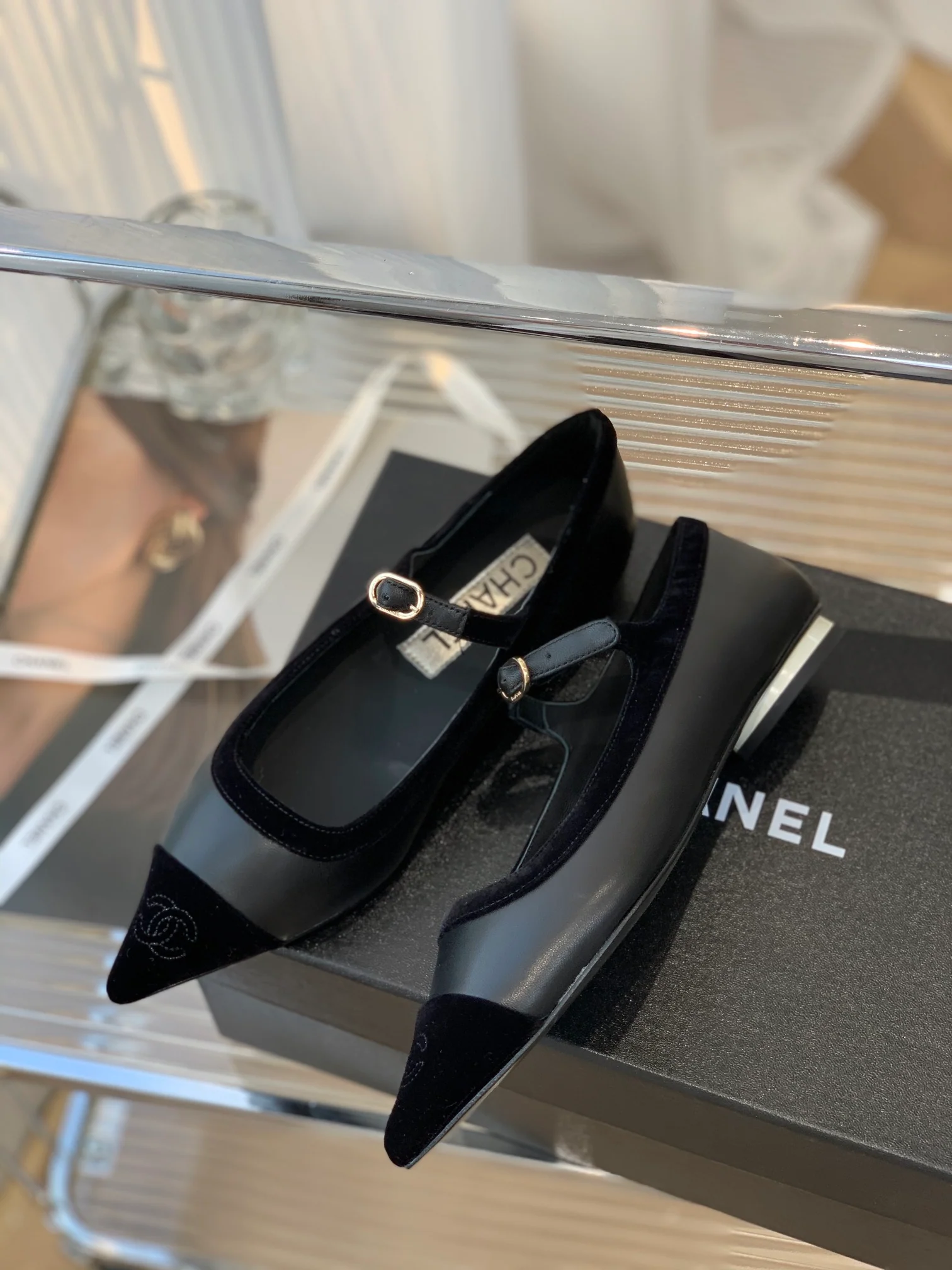 Туфли ?Мэри Джейн? от Chanel — бархат с отделкой из овечьей кожи — серые.