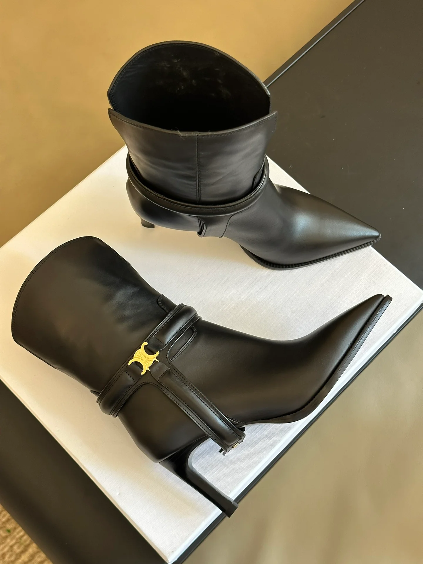 Новинка сезона осень/зима 2023 от Celine - Ботильоны на шпильке - Черные