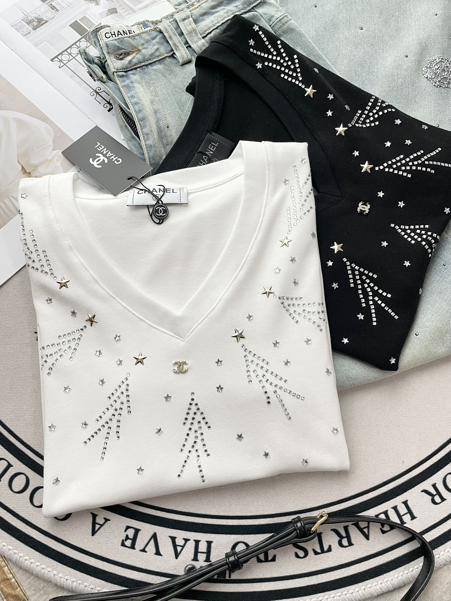 Футболка в стиле Chanel - 2403 - с V-образным вырезом и короткими рукавами, украшенная стразами - Черная