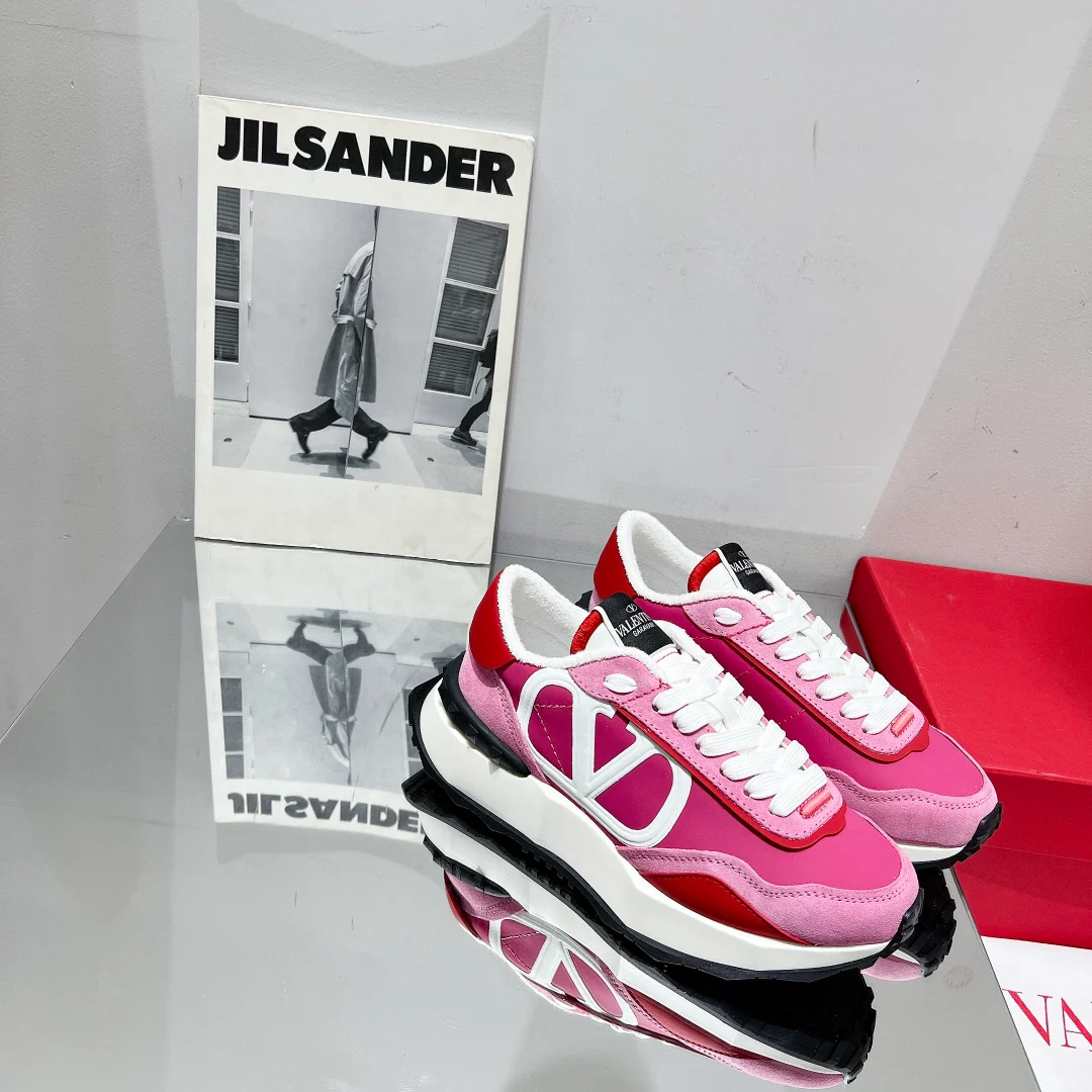 Новинка сезона весна/лето 2022 от Valentino - Кроссовки из шелковой кожи - Унисекс - Розовые