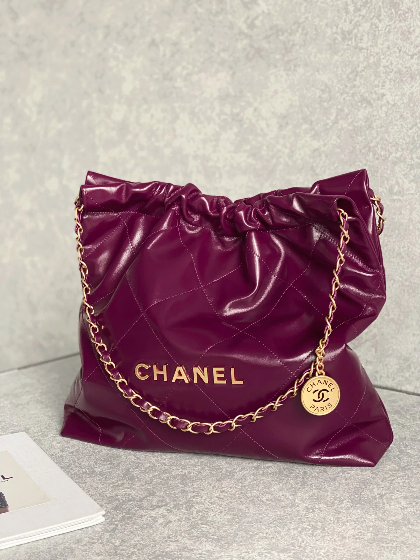 Новинка сезона весна/лето 2023 от Chanel - сумка 22 - маленькая - бордовая