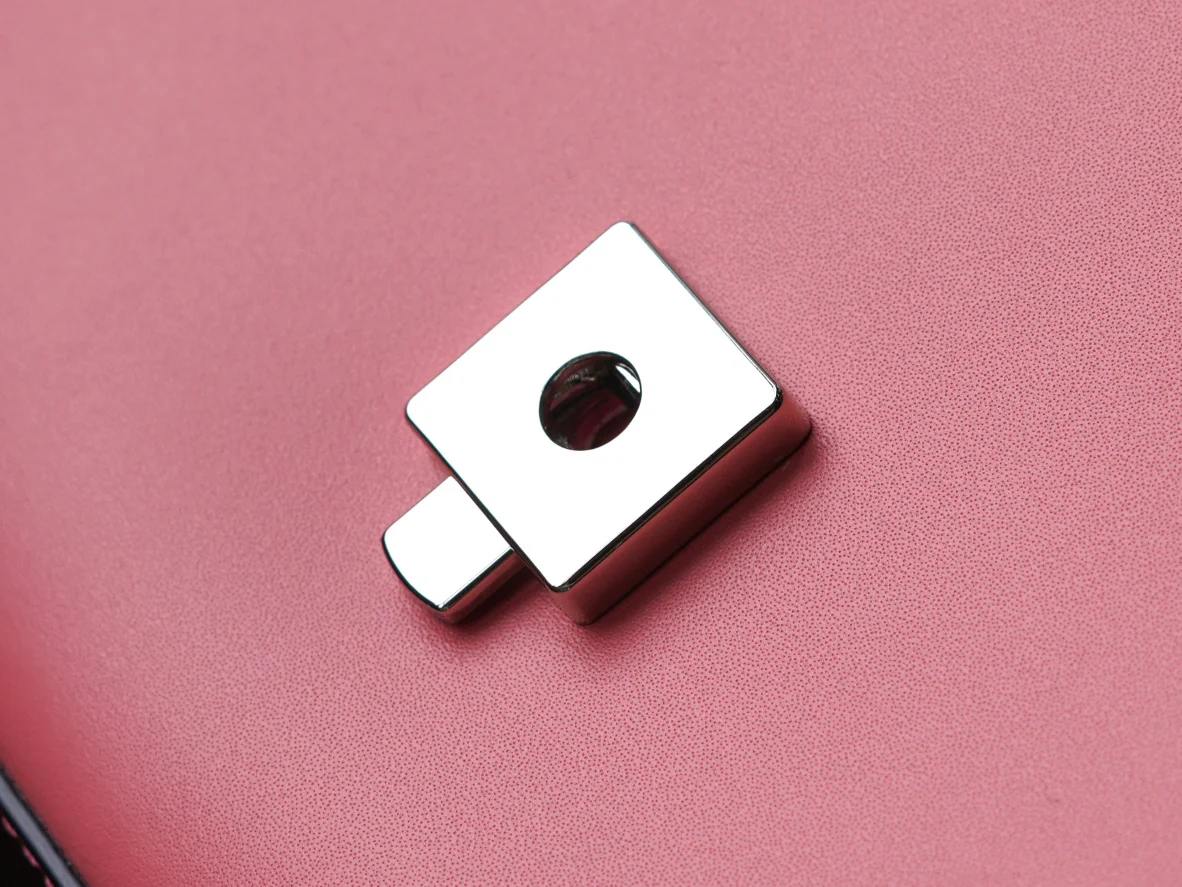 Миниатюрная сумка Gucci Petite GG на цепочке - розовая.