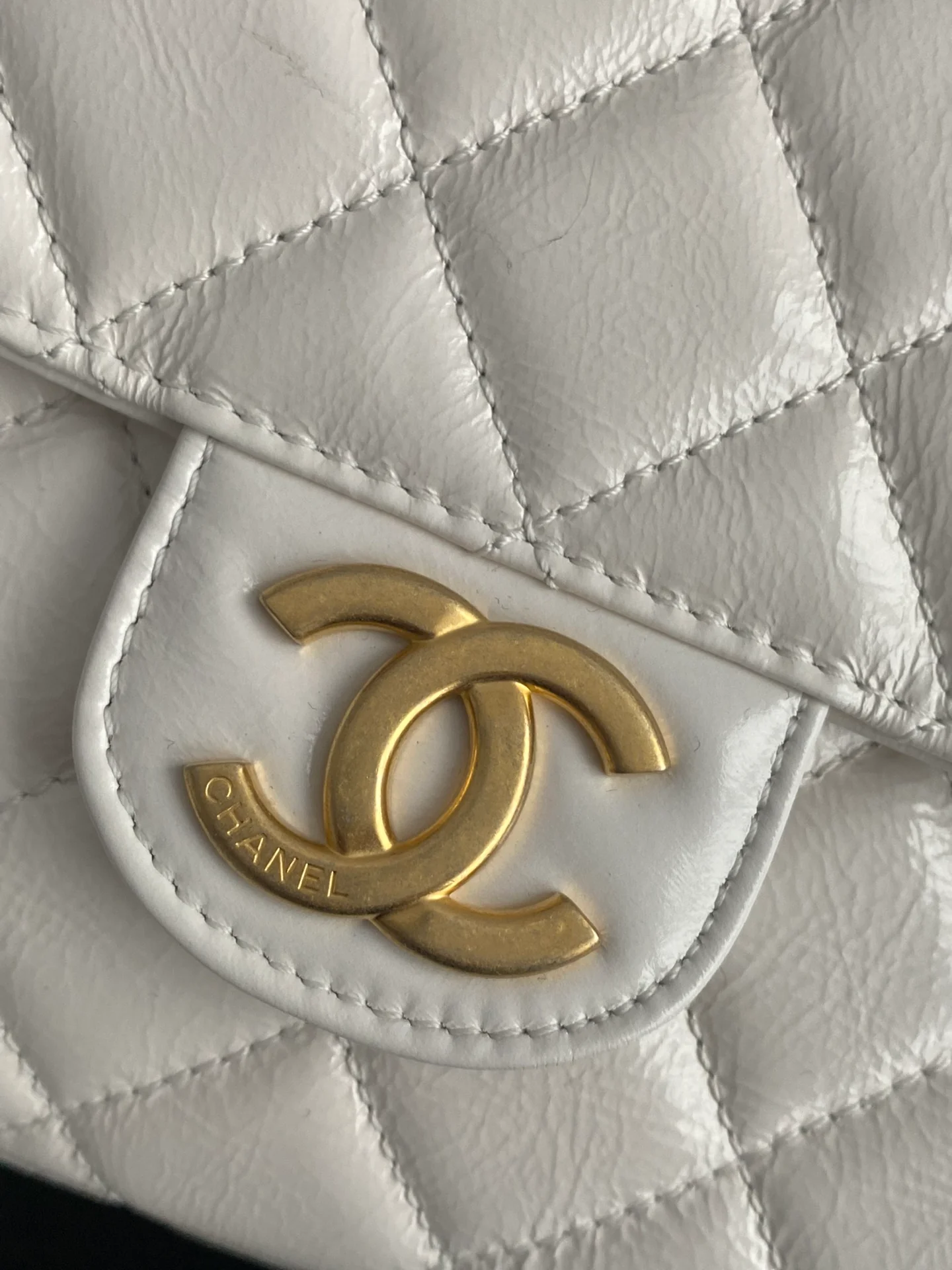 Коллекция Chanel ?Ранняя весна 2023? — сумка-хобо в стиле хиппи — маленькая — белая