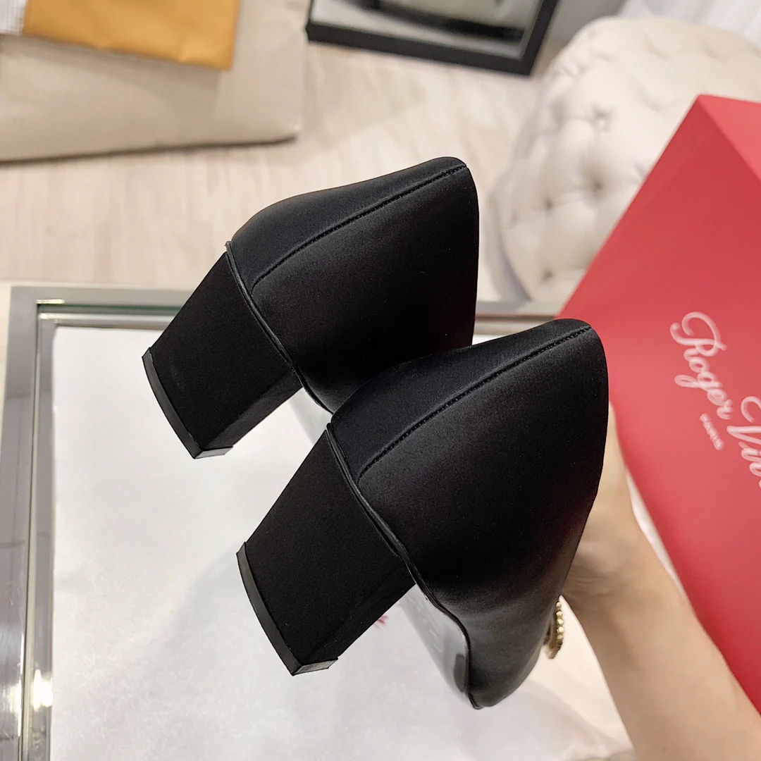 Туфли на каблуке RV-4-5 см, шелковые, со стразами, пряжка, черные.