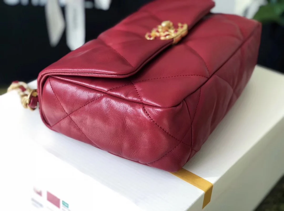 Сумка Chanel 19 — маленькая, сапфирово-красная.