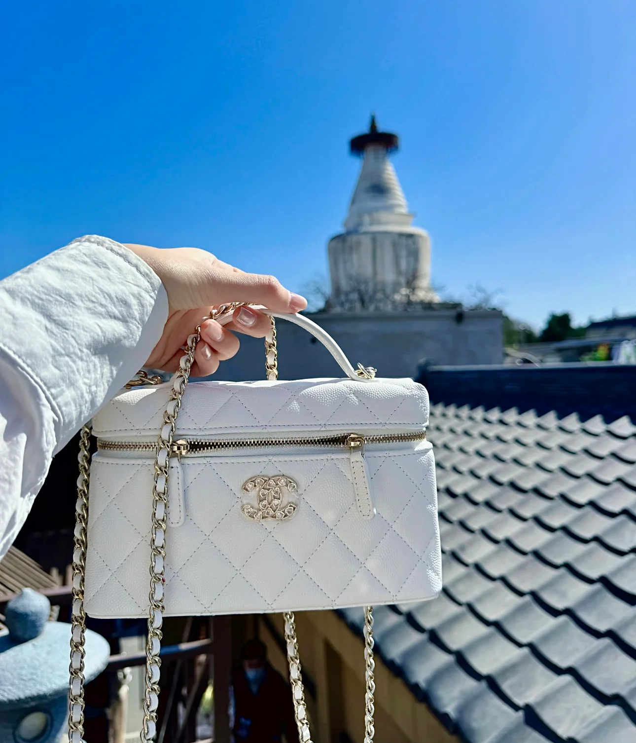 Сумка-ланчбокс Chanel 25p Limited Edition в форме сердца с бриллиантом — белая.